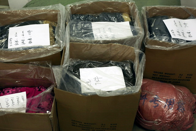 2012-11-03 公司為四川一小學(xué)每位學(xué)生捐贈(zèng)一件棉衣作為校服